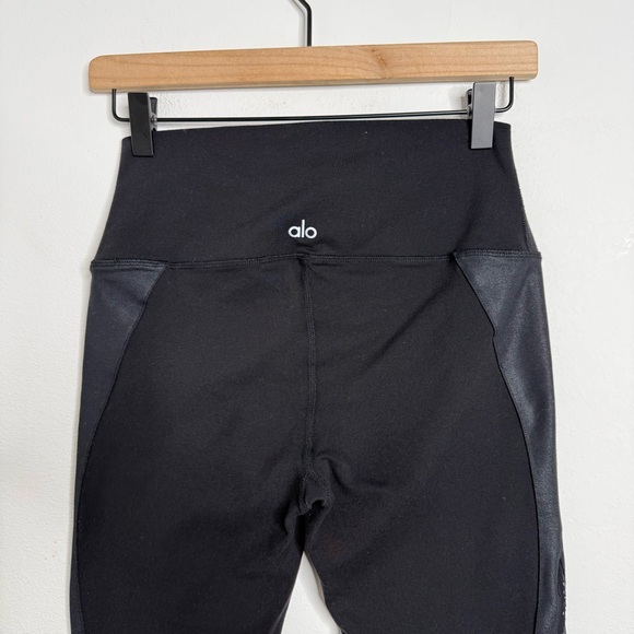 ALO Yoga Black Patina High Waist Black Capri Leggings Sz M Yoga Pilates Workout - Picture 8 of 16
